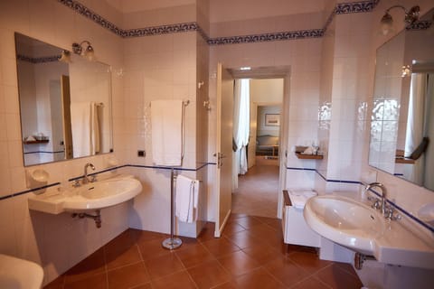 Suite | Bathroom | Combined shower/tub, free toiletries, hair dryer, bidet