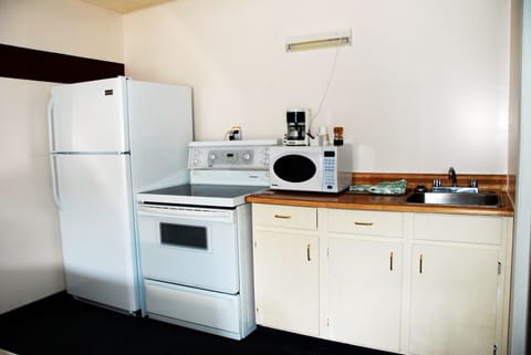 Family Double Room, 2 Queen Beds, Non Smoking, Kitchenette | Private kitchen | Mini-fridge, microwave, coffee/tea maker