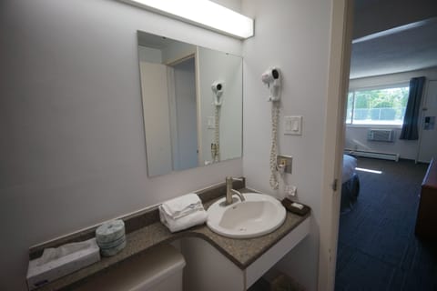 Standard Room, 1 King Bed, Non Smoking | Bathroom | Combined shower/tub, free toiletries, hair dryer, towels