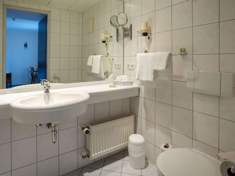 Standard Room, 1 Double Bed | Bathroom | Eco-friendly toiletries, hair dryer, towels