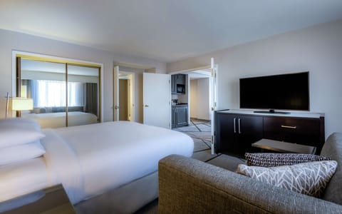 Suite, 1 King Bed | In-room safe, individually furnished, desk, laptop workspace