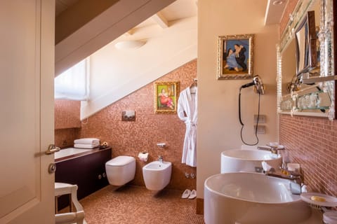 Junior Suite | Bathroom | Shower, eco-friendly toiletries, hair dryer, bathrobes