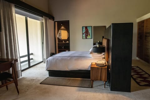 Suite, 2 Bedrooms, Garden View (Garden) | 1 bedroom, premium bedding, minibar, in-room safe