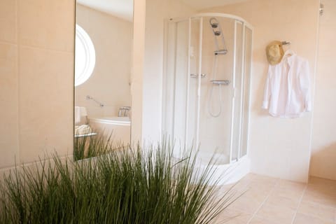 Deluxe Double Room, Balcony | Bathroom | Shower, rainfall showerhead, hair dryer, towels