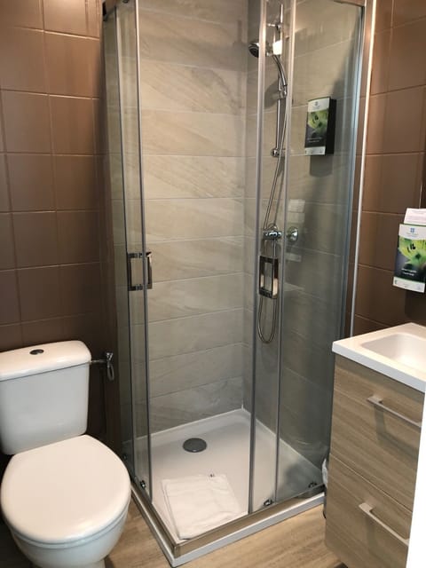 Shower, rainfall showerhead, free toiletries, hair dryer