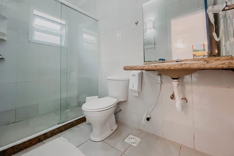 Loft | Bathroom | Shower, hair dryer, towels