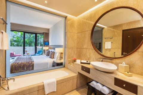 Deluxe Room, Balcony | Bathroom | Separate tub and shower, deep soaking tub, designer toiletries