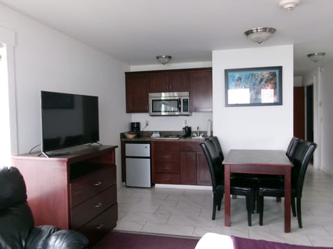 Deluxe Corner View 1 Bedroom Suite w/Murphy Bed & Balcony (No Pets) | Free WiFi, bed sheets