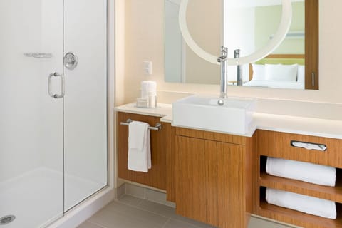 Combined shower/tub, hair dryer, towels