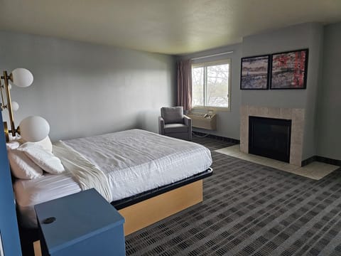 Superior Room, 1 King Bed, Non Smoking | Desk, blackout drapes, soundproofing, iron/ironing board