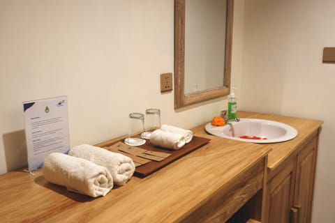 Grand Deluxe Beachfront View | Bathroom | Shower, bidet, towels