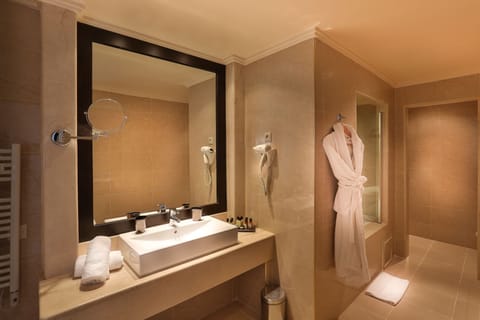 Executive Suite | Bathroom | Shower, free toiletries, hair dryer, bidet