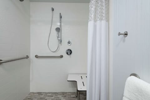 Room, 2 Queen Beds, Accessible (Mobility & Hearing, Roll-In Shower) | Bathroom shower