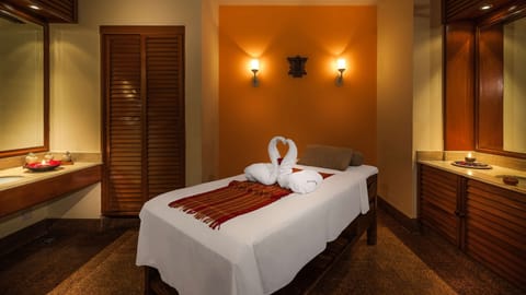 Couples treatment rooms, sauna, steam room, body treatments