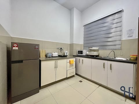 Comfort Apartment | Private kitchen | Fridge, stovetop, electric kettle, cookware/dishes/utensils