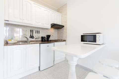 Standard Apartment, 1 Bedroom | Private kitchen | Fridge, oven, coffee/tea maker, electric kettle