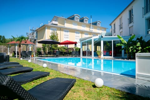 Outdoor pool, sun loungers