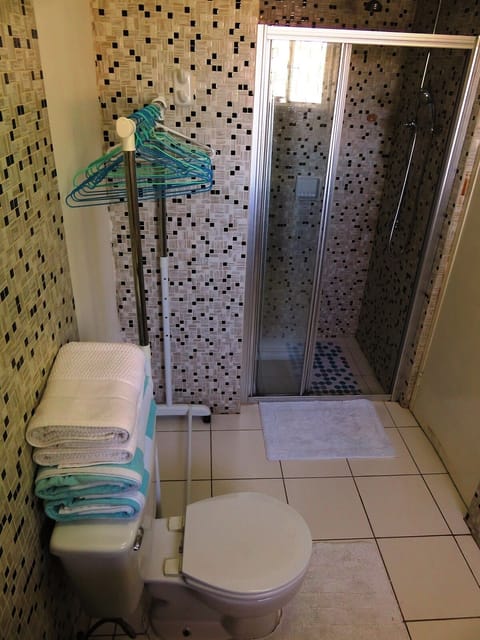 Apartment, 1 Bedroom | Bathroom | Shower, free toiletries, towels