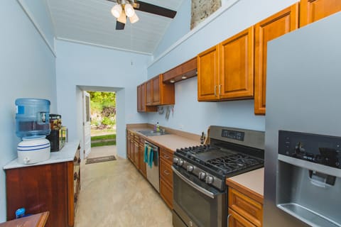 Signature Single Room, 2 Queen Beds, Balcony, Ocean View | Shared kitchen