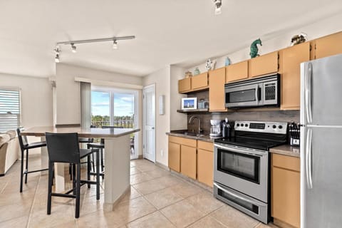 Studio Suite, Balcony (GULFVIEW II 505) | Private kitchen | Fridge, microwave, oven, stovetop