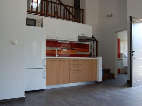 House | Private kitchen | Stovetop, cookware/dishes/utensils