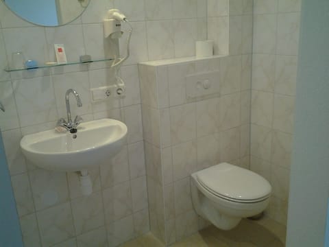 Single Room, Terrace | Bathroom | Shower, hair dryer, towels