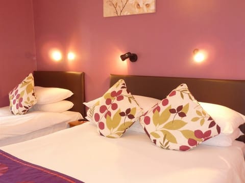 Twin Room, 2 Twin Beds, Ensuite | Desk, soundproofing, free WiFi