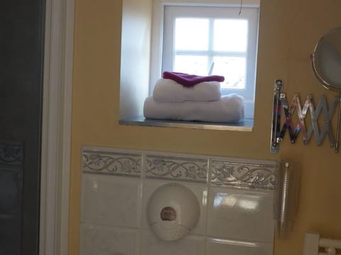 Single Room, 1 Twin Bed, Ensuite | Bathroom | Combined shower/tub, towels