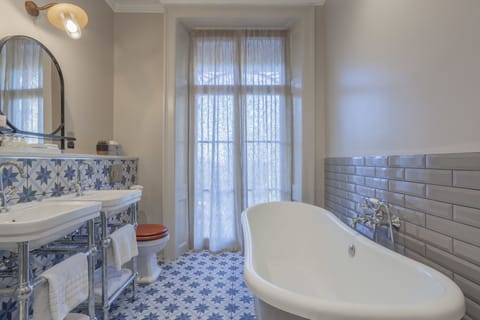 Suite (Georgian Suite) | Bathroom | Shower, free toiletries, hair dryer, towels