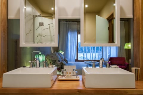 Deluxe Double Room, Lake View | Bathroom | Hair dryer, bidet, towels