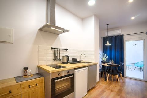 Apartment | Private kitchen | Oven, stovetop, coffee/tea maker, electric kettle