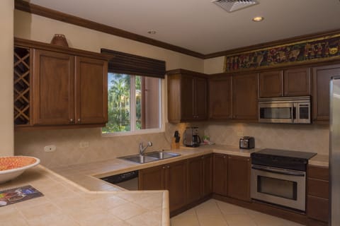 Deluxe Condo, 2 Bathrooms, Ocean View | Private kitchen | Fridge, microwave, oven, stovetop