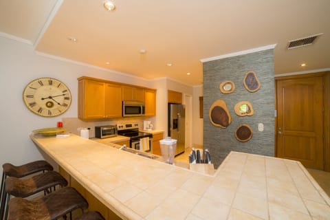 Deluxe Condo, 2 Bathrooms, Garden View | Private kitchen | Fridge, microwave, oven, stovetop