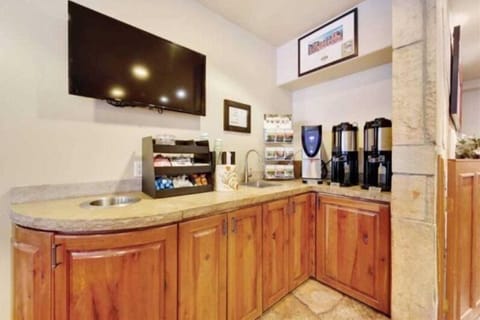 Condo (Vail Lion Square QQ Lodge) | Exterior