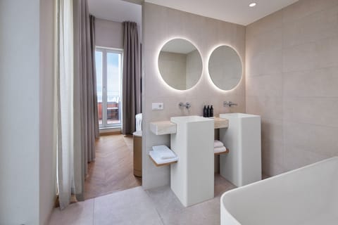 Luxury Suite (WOW) | Bathroom | Free toiletries, hair dryer, towels, soap