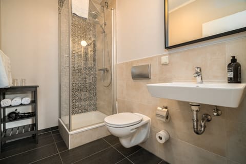 Family Suite, 1 Bedroom | Bathroom | Shower, free toiletries, hair dryer, towels