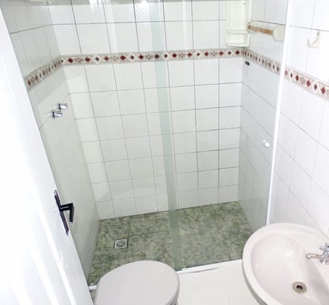 Shower, free toiletries, towels