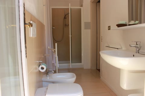 Classic Double or Twin Room, Garden View | Bathroom | Shower, rainfall showerhead, free toiletries, hair dryer