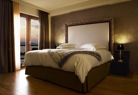 Premium bedding, pillowtop beds, minibar, in-room safe