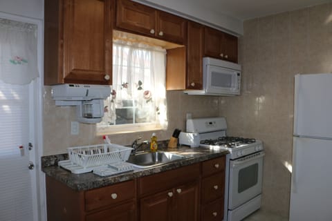 Apartment, 1 Bedroom | Private kitchen | Full-size fridge, microwave, oven, stovetop