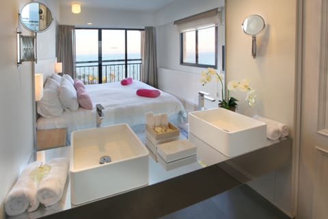 Executive Suite, Sea View | Minibar, in-room safe, laptop workspace, blackout drapes