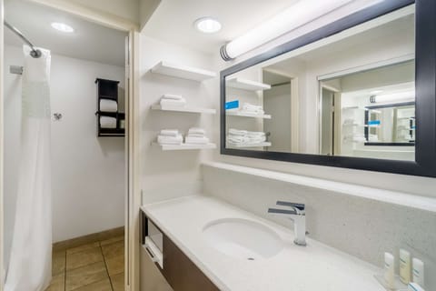 Combined shower/tub, free toiletries, towels