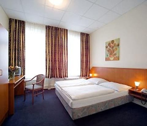 Double Room | Premium bedding, iron/ironing board, free WiFi