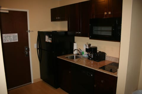 Full-size fridge, microwave, stovetop, dishwasher