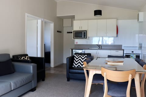 Deluxe Apartment | Private kitchen | Fridge, microwave, cookware/dishes/utensils