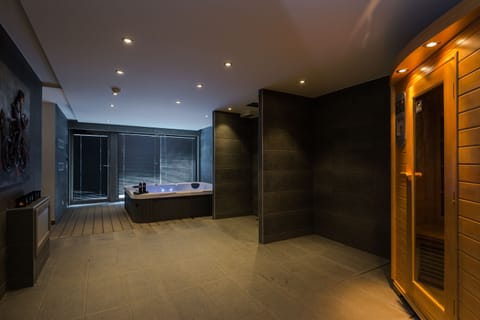 Sauna, spa tub