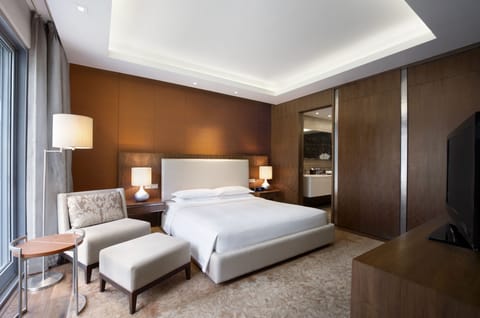 Suite (Diplomatic) | Premium bedding, minibar, in-room safe, individually decorated