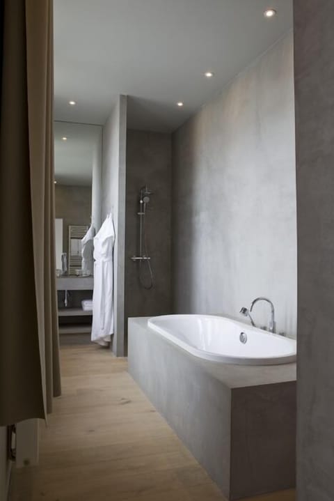 Deep soaking bathtub