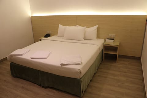 Standard Double Room | Bathroom | Combined shower/tub, towels