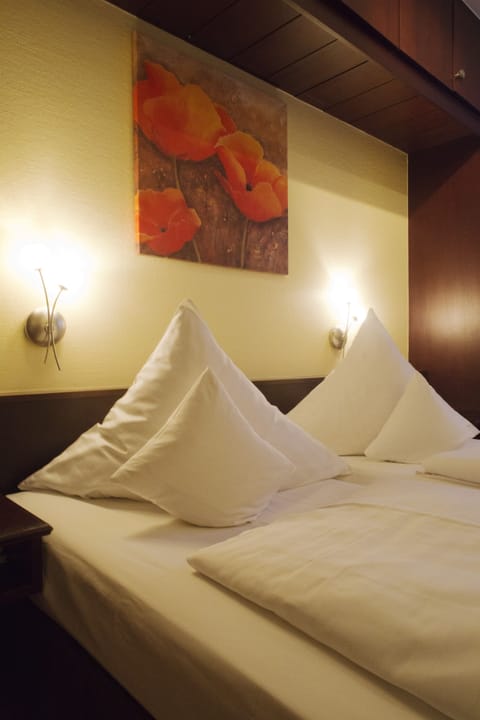 Economy Double Room, 1 Queen Bed | Hypo-allergenic bedding, minibar, desk, laptop workspace